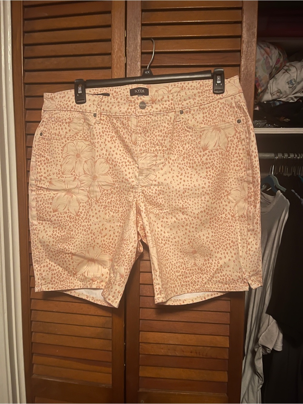 NYDJ women’s Peach Floral Stretch Shorts